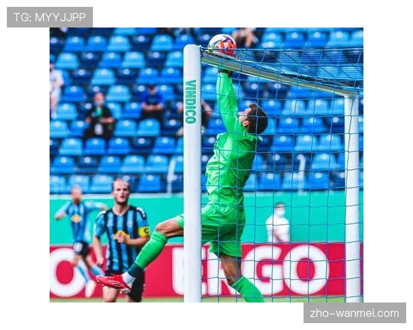 法兰克福门将特拉普阐述其在本队后场出球体系中的角色